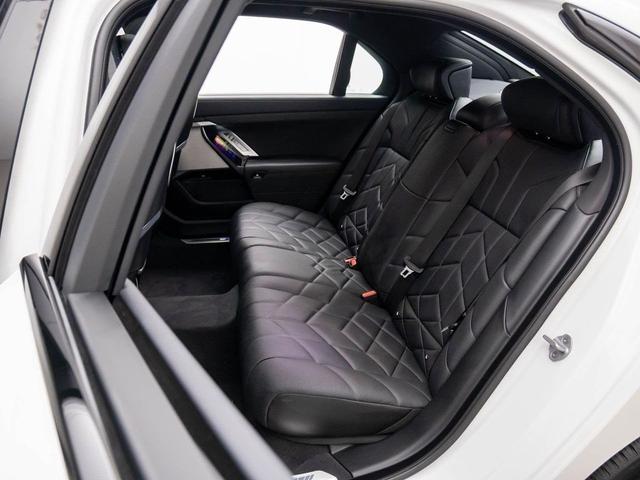 Photo of 2025 Mineral White Metallic BMW i7