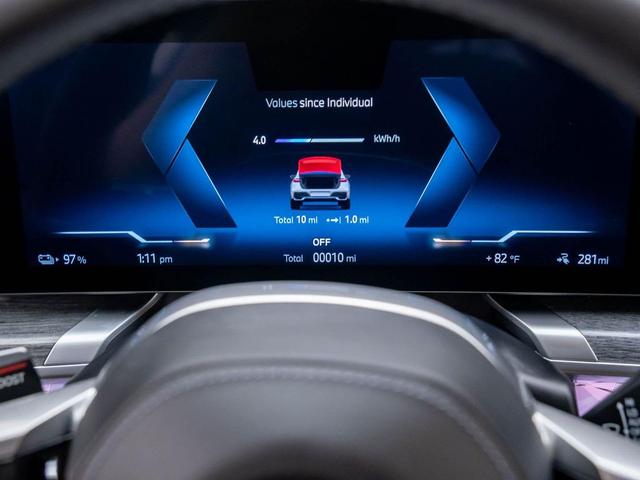 Photo of 2025 Mineral White Metallic BMW i7
