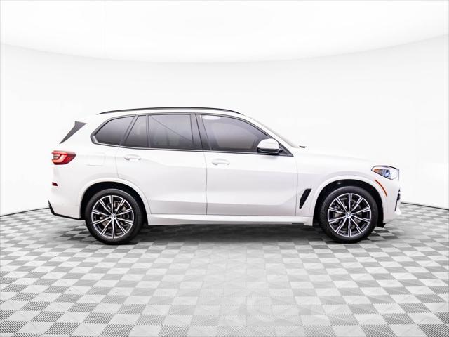 Photo of 2022 Mineral White Metallic BMW X5