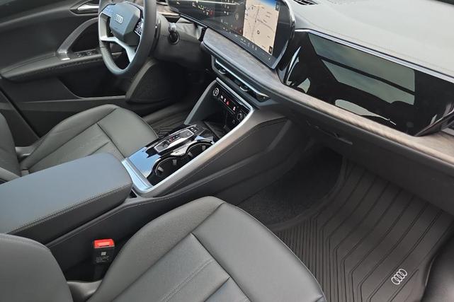 Photo of 2025 Glacier White Metallic Audi Q5