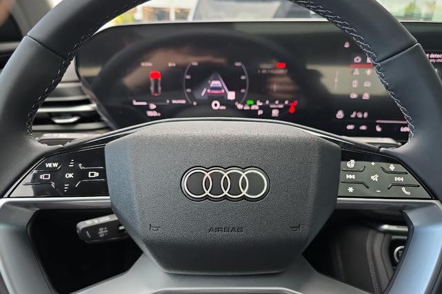 Photo of 2025 Glacier White Metallic Audi Q5
