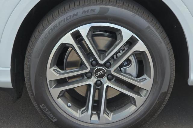 Photo of 2025 Glacier White Metallic Audi Q5