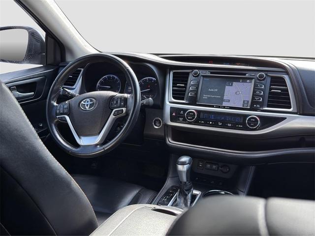Photo of 2018 Blizzard Pearl Toyota Highlander