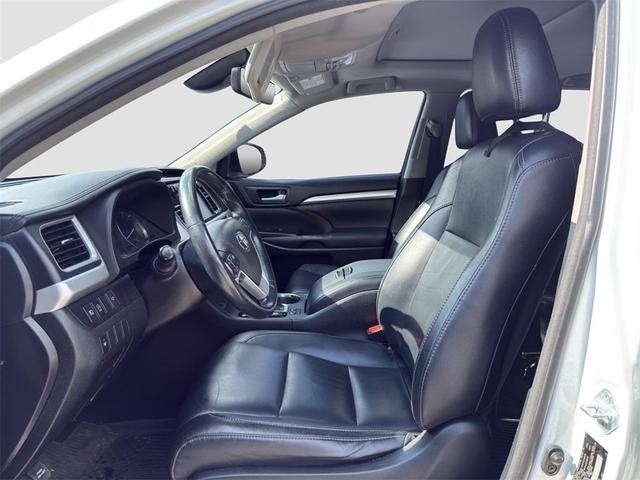 Photo of 2018 Blizzard Pearl Toyota Highlander