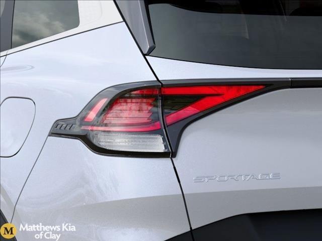 Photo of 2025 Glacial White Pearl Kia Sportage