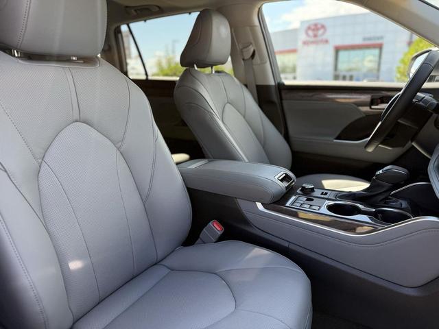 Photo of 2025 Celestial Silver Metallic Toyota Highlander
