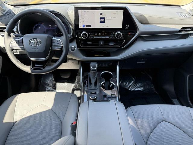 Photo of 2025 Celestial Silver Metallic Toyota Highlander