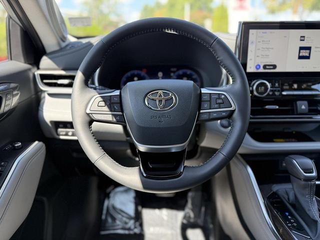 Photo of 2025 Celestial Silver Metallic Toyota Highlander
