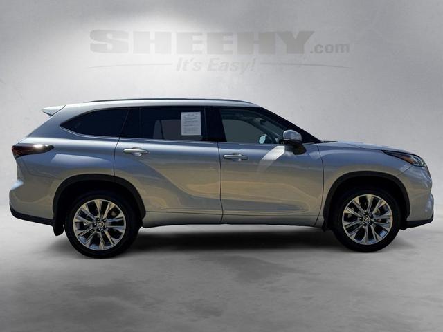 Photo of 2025 Celestial Silver Metallic Toyota Highlander
