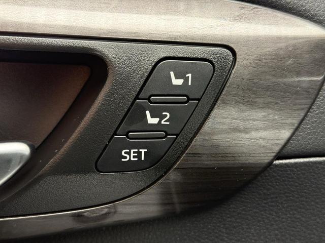 Photo of 2025 Celestial Silver Metallic Toyota Highlander