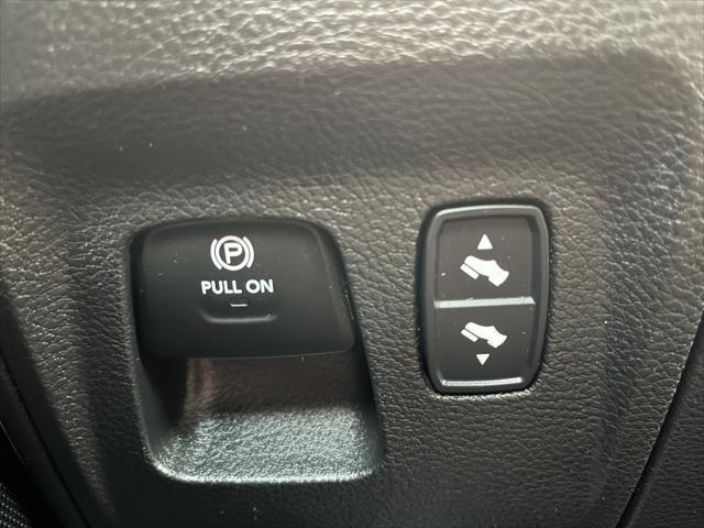 Photo of 2023 Diamond Black Crystal Pearlcoat RAM 1500