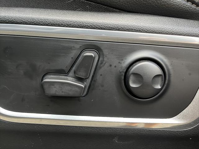 Photo of 2023 Diamond Black Crystal Pearlcoat RAM 1500