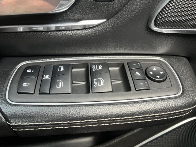 Photo of 2023 Diamond Black Crystal Pearlcoat RAM 1500