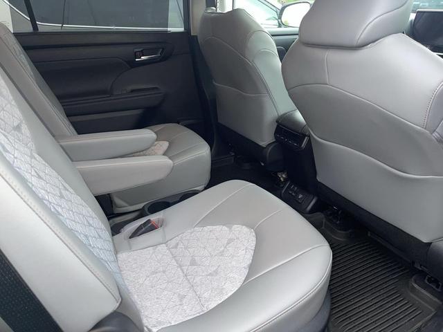 Photo of 2023 Midnight Black Metallic Toyota Highlander Hybrid