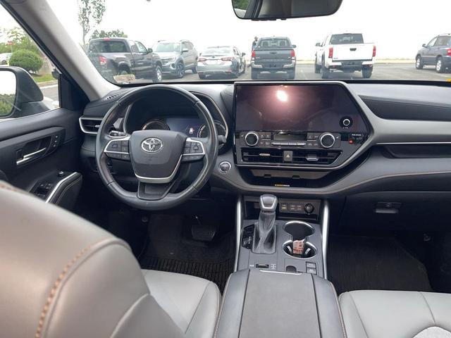 Photo of 2023 Midnight Black Metallic Toyota Highlander Hybrid