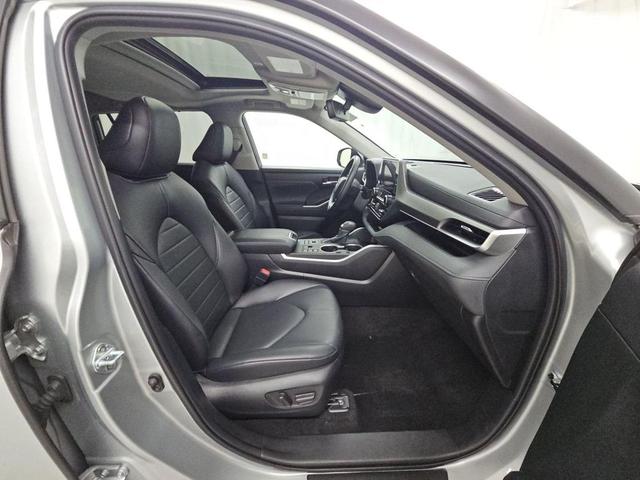 Photo of 2023 Celestial Silver Metallic Toyota Highlander