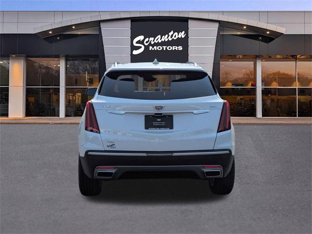Photo of 2025 Crystal White Tricoat Cadillac XT5