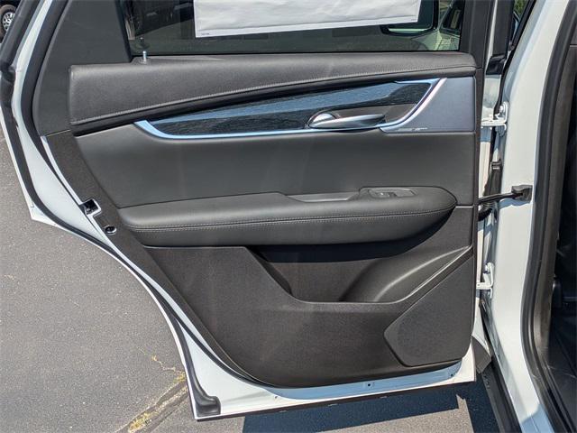 Photo of 2025 Crystal White Tricoat Cadillac XT5