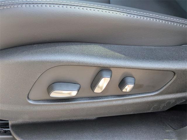 Photo of 2025 Crystal White Tricoat Cadillac XT5