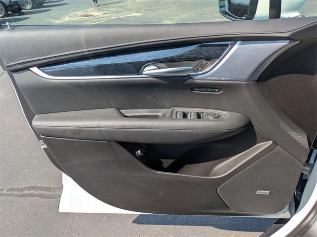 Photo of 2025 Crystal White Tricoat Cadillac XT5