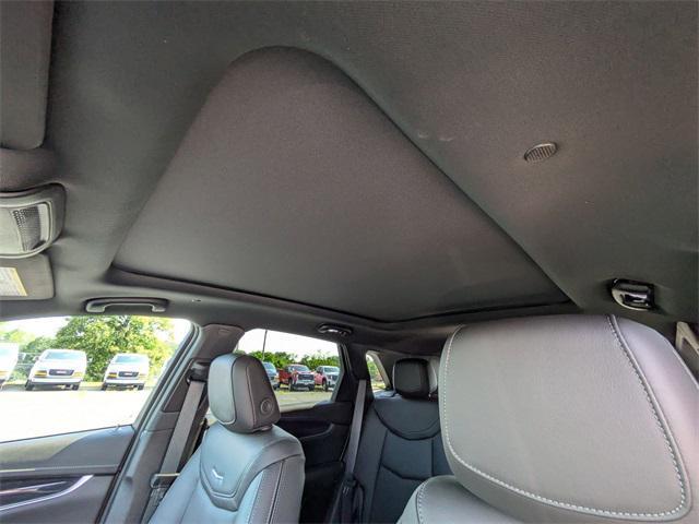 Photo of 2025 Crystal White Tricoat Cadillac XT5