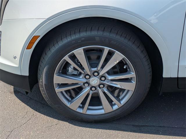 Photo of 2025 Crystal White Tricoat Cadillac XT5