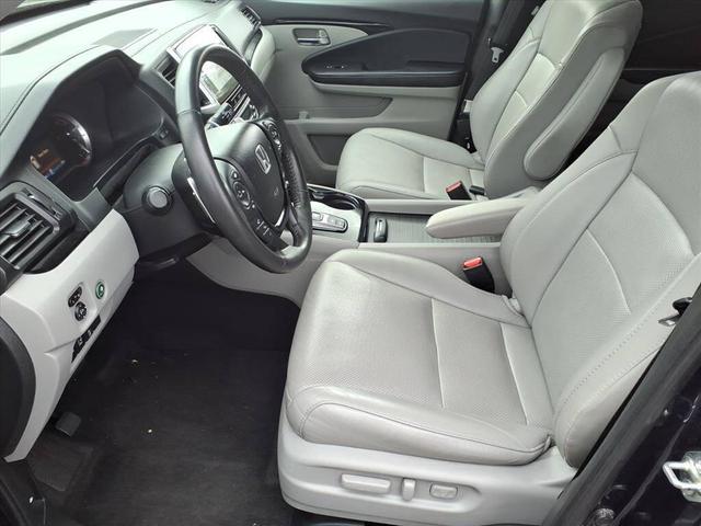Photo of 2017 Blue Honda Pilot