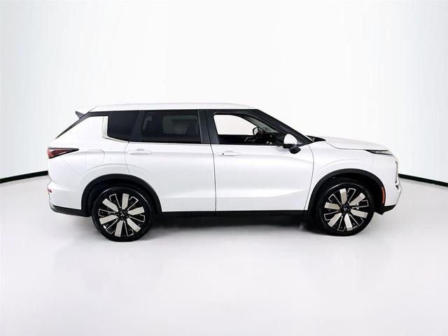 Photo of 2025 White Diamond Mitsubishi Outlander