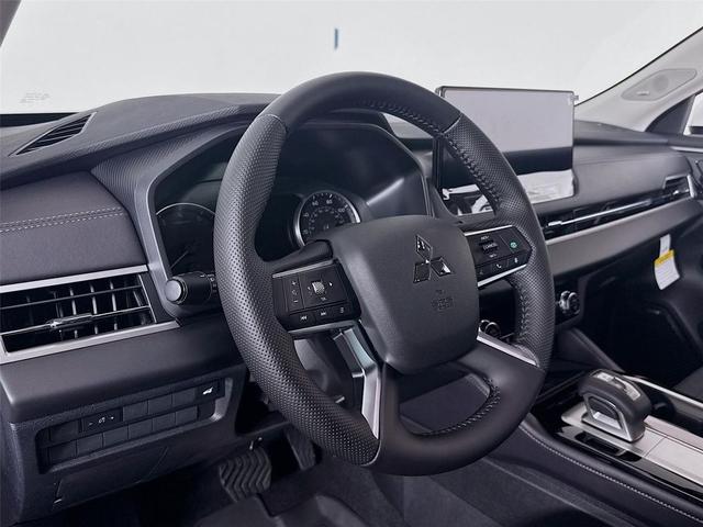 Photo of 2025 White Diamond Mitsubishi Outlander