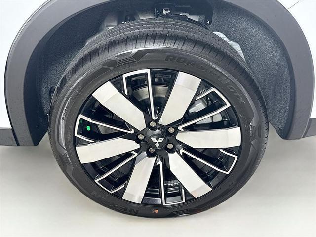 Photo of 2025 White Diamond Mitsubishi Outlander