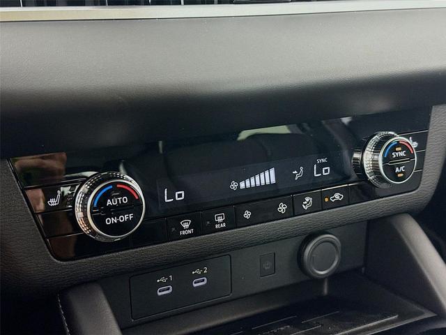 Photo of 2025 White Diamond Mitsubishi Outlander