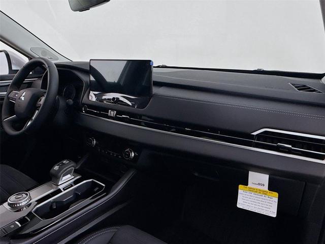 Photo of 2025 White Diamond Mitsubishi Outlander