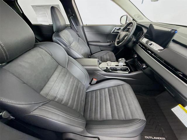 Photo of 2025 White Diamond Mitsubishi Outlander