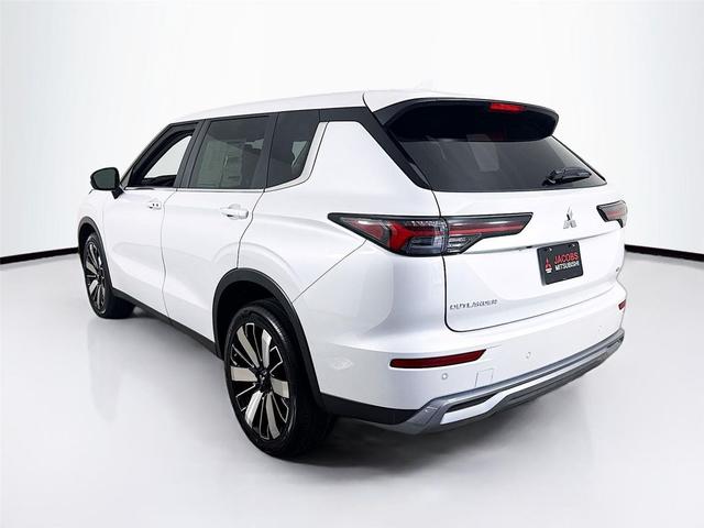 Photo of 2025 White Diamond Mitsubishi Outlander