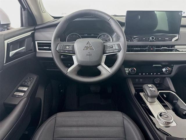 Photo of 2025 White Diamond Mitsubishi Outlander