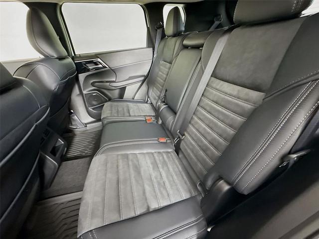 Photo of 2025 White Diamond Mitsubishi Outlander