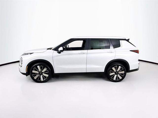 Photo of 2025 White Diamond Mitsubishi Outlander