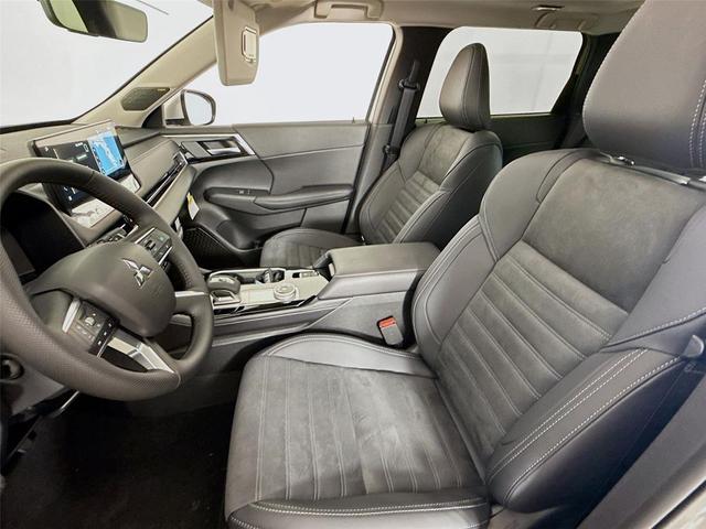 Photo of 2025 Alloy Silver Metallic Mitsubishi Outlander