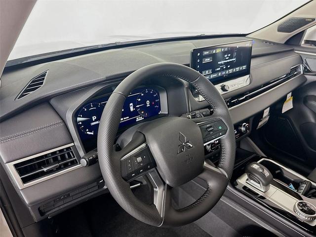 Photo of 2025 Alloy Silver Metallic Mitsubishi Outlander