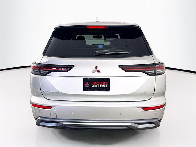 Photo of 2025 Alloy Silver Metallic Mitsubishi Outlander
