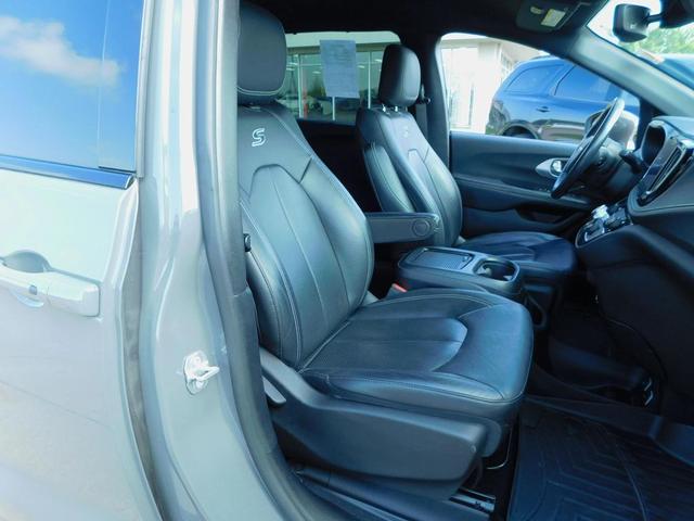 Photo of 2021 Ceramic Gray Clearcoat Chrysler Pacifica