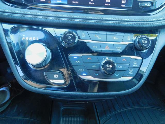 Photo of 2021 Ceramic Gray Clearcoat Chrysler Pacifica