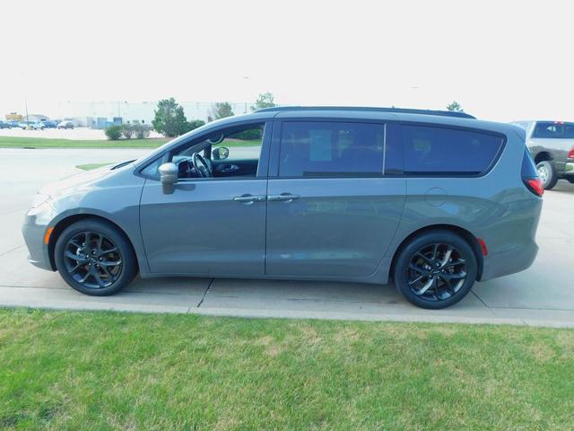 Photo of 2021 Ceramic Gray Clearcoat Chrysler Pacifica