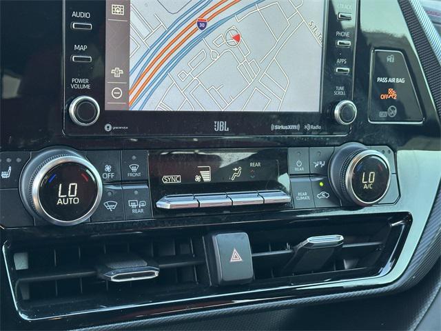 Photo of 2022 Wind Chill Pearl Toyota Highlander