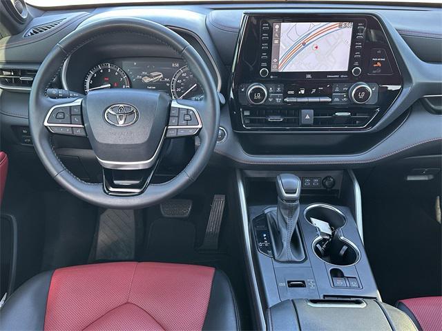 Photo of 2022 Wind Chill Pearl Toyota Highlander
