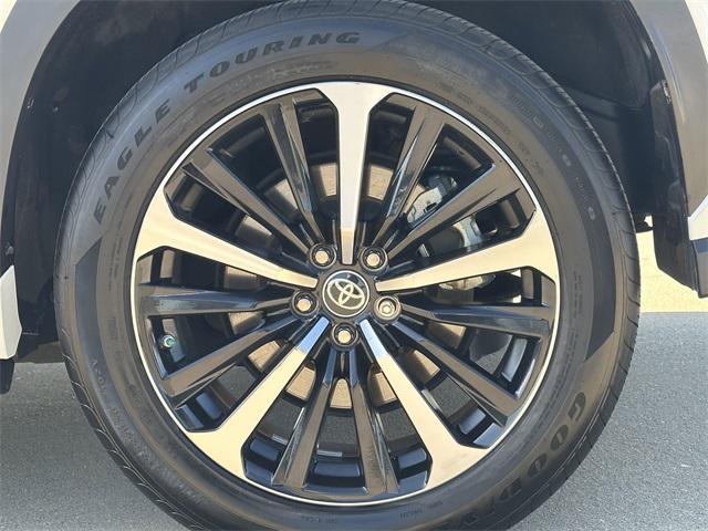 Photo of 2022 Wind Chill Pearl Toyota Highlander