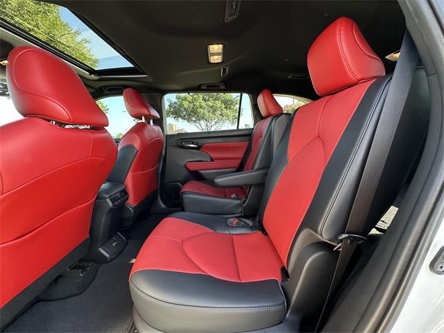 Photo of 2022 Wind Chill Pearl Toyota Highlander
