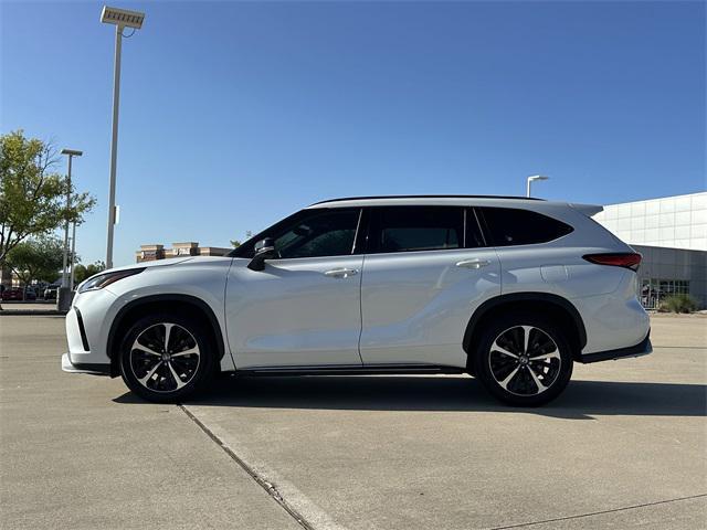 Photo of 2022 Wind Chill Pearl Toyota Highlander
