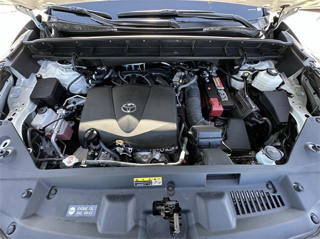 Photo of 2022 Wind Chill Pearl Toyota Highlander