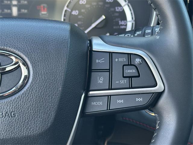 Photo of 2022 Wind Chill Pearl Toyota Highlander